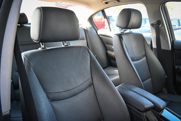 2011 BMW 3 Series 320i Lifestyle