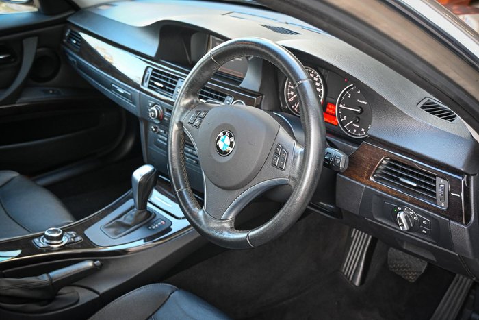 2011 BMW 3 Series 320i Lifestyle