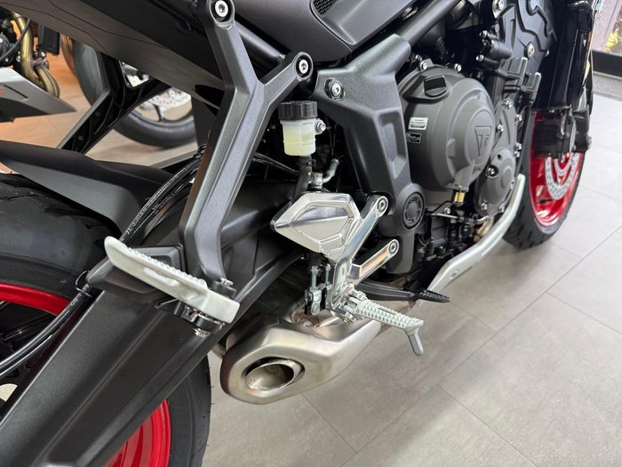 2025 Triumph Trident 660 Full Power Triple Tribute Trident Black