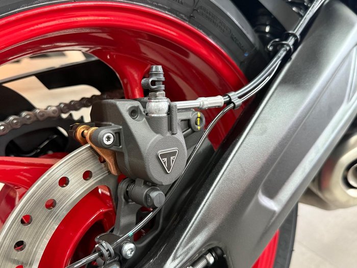 2025 Triumph Trident 660 Full Power Triple Tribute Trident Black