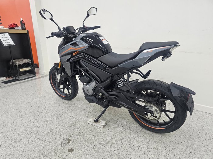 2025 CFMOTO 300 NK ABS