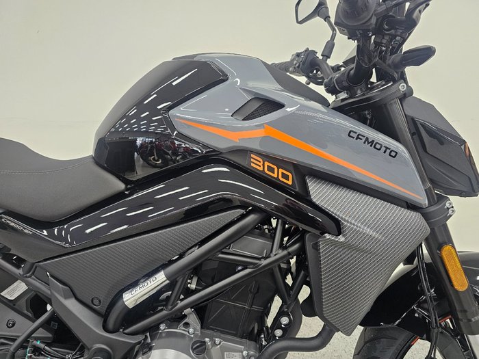 2025 CFMOTO 300 NK ABS