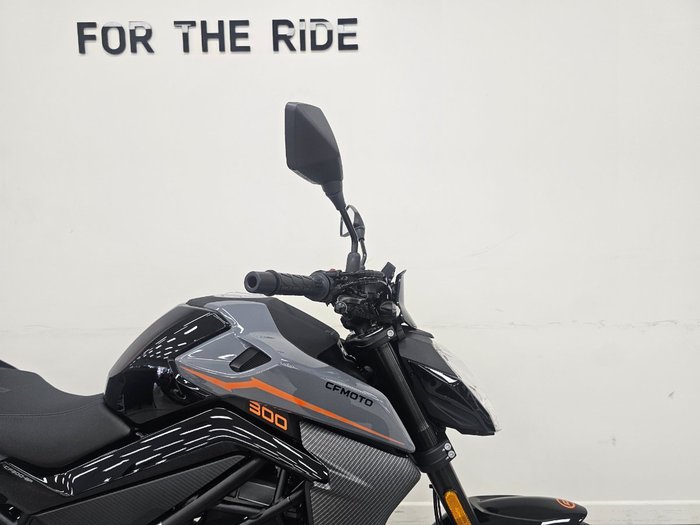 2025 CFMOTO 300 NK ABS