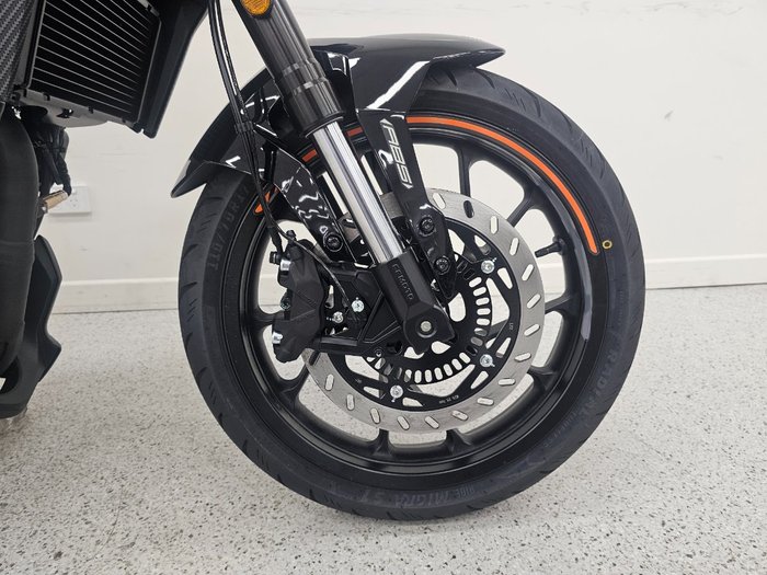 2025 CFMOTO 300 NK ABS
