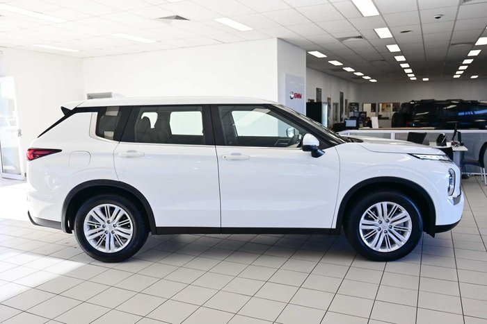 2024 Mitsubishi Outlander ES
