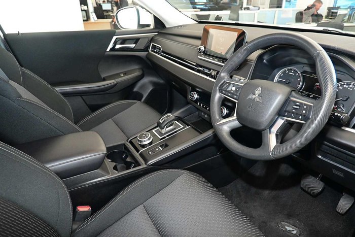 2024 Mitsubishi Outlander ES