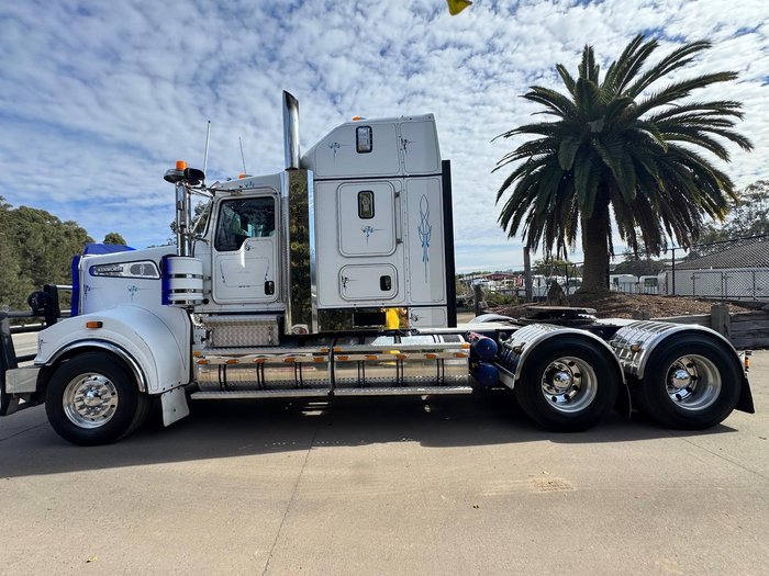 2011 Kenworth T909 WHITE