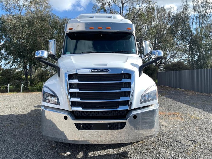 2025 Freightliner Cascadia 126 white