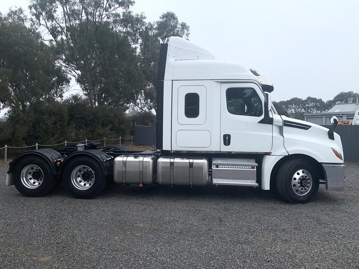 2025 Freightliner Cascadia 126 white