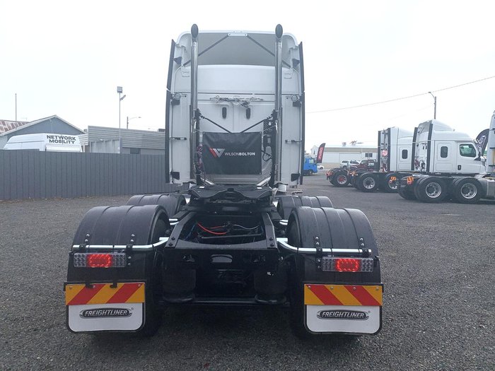 2025 Freightliner Cascadia 126 white