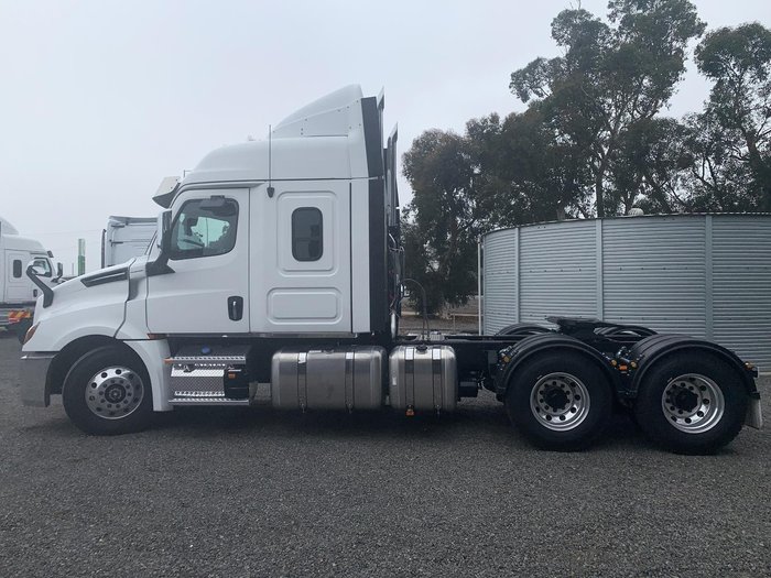 2025 Freightliner Cascadia 126 white
