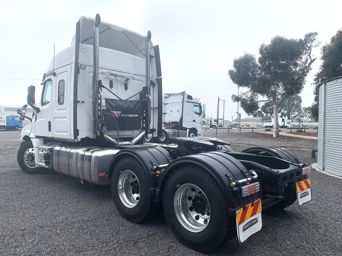 2025 Freightliner Cascadia 126 white
