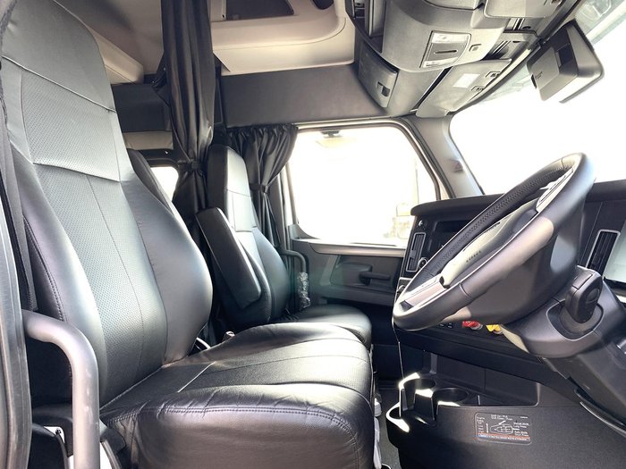 2025 Freightliner Cascadia 126 white