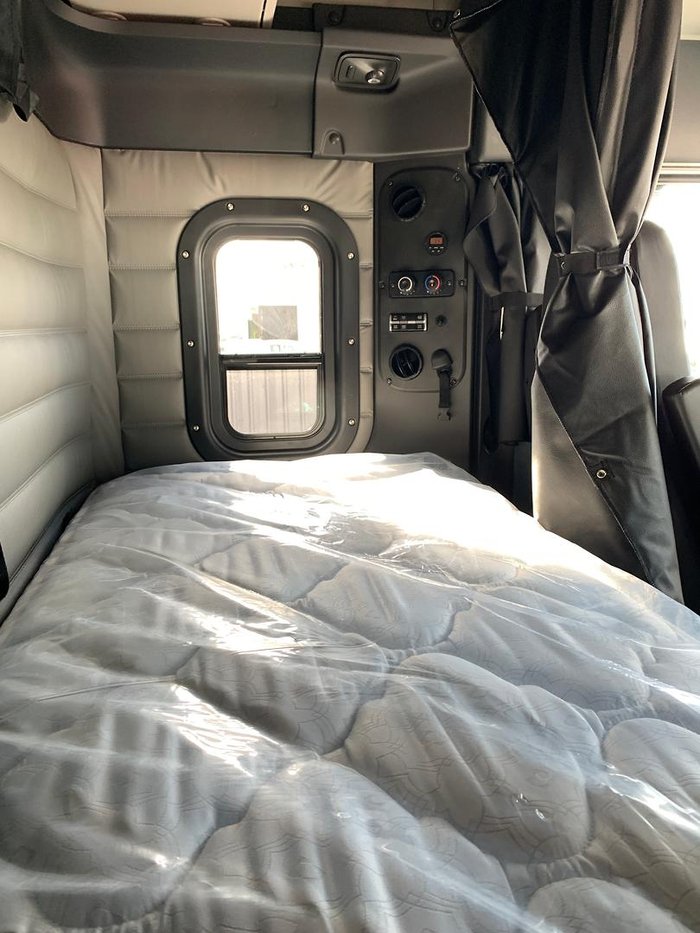 2025 Freightliner Cascadia 126 white