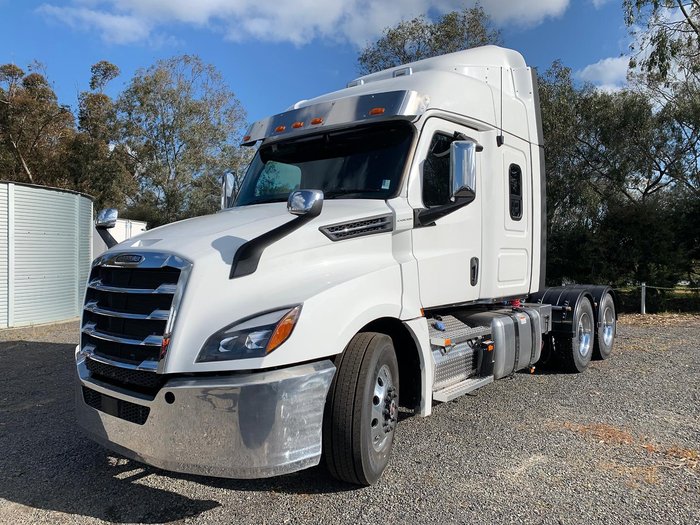 2025 Freightliner Cascadia 126 white
