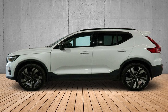 2023 Volvo XC40 Ultimate B5 Dark
