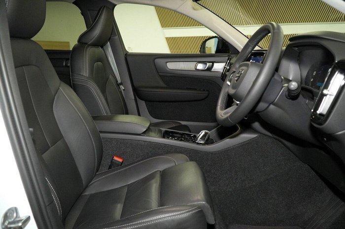 2023 Volvo XC40 Ultimate B5 Dark