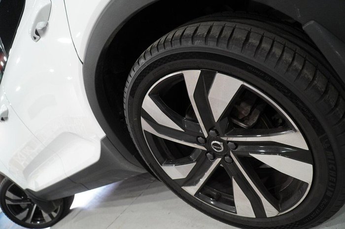 2023 Volvo XC40 Ultimate B5 Dark