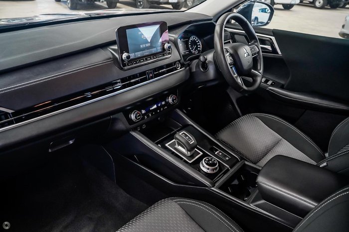 2025 Mitsubishi Outlander ES