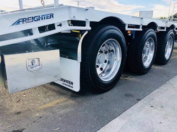 Freighter Drop Deck Semi With Ramps