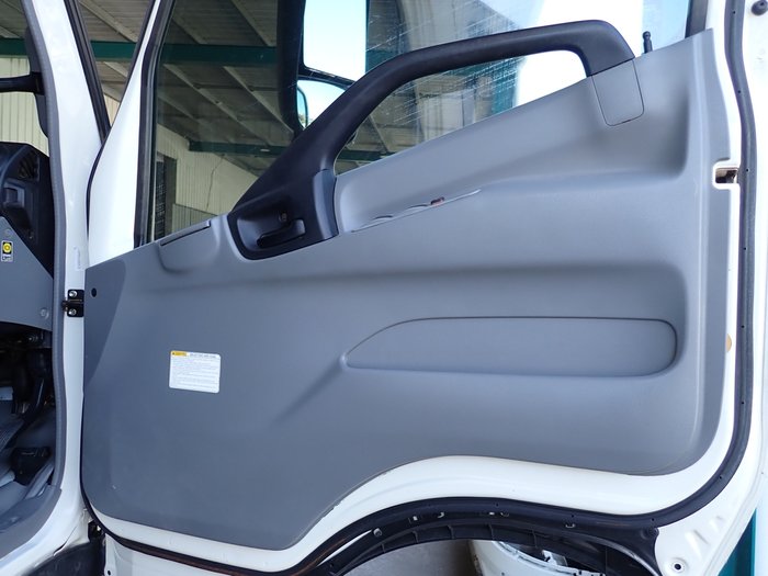 2021 HINO DUTRO 300 WHITE