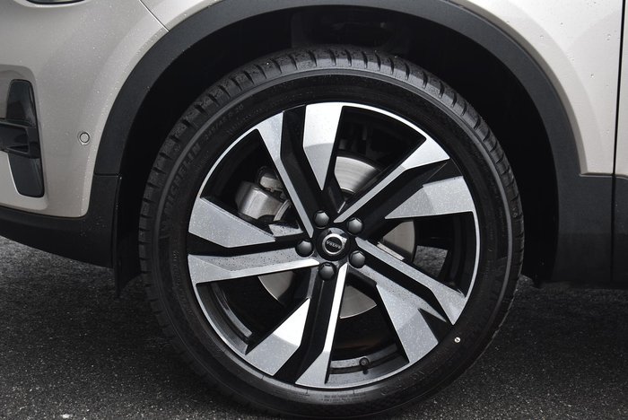 2022 Volvo XC40 Ultimate B5 Dark