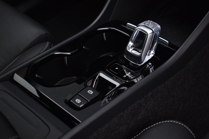 2022 Volvo XC40 Ultimate B5 Dark