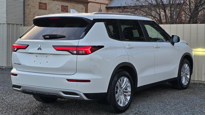 2022 Mitsubishi Outlander LS