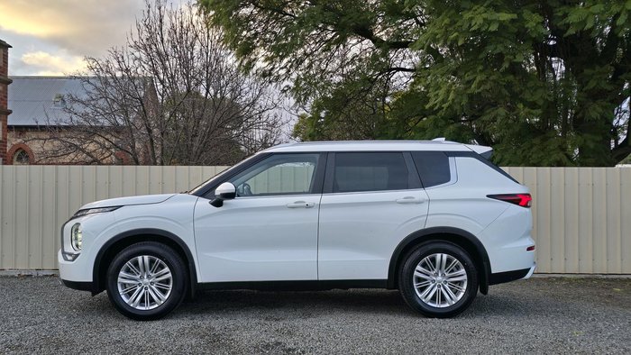 2022 Mitsubishi Outlander LS
