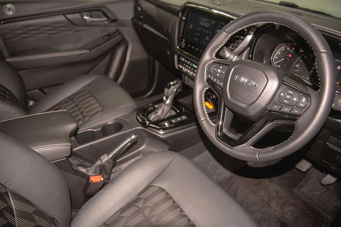 2025 Isuzu D-MAX BLADE