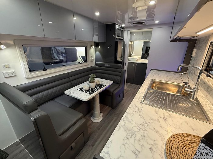 2023 Urban Caravans Xterrain 20 Club Lounge