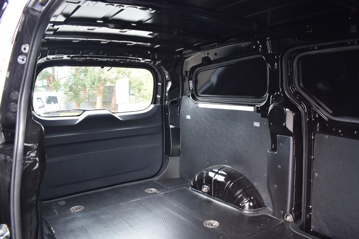 2022 LDV G10 + SV7C Obsidian Black