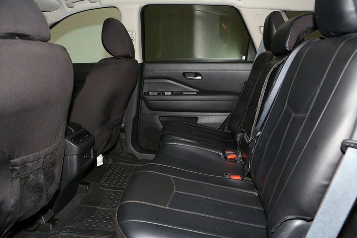 2022 Nissan Pathfinder ST-L