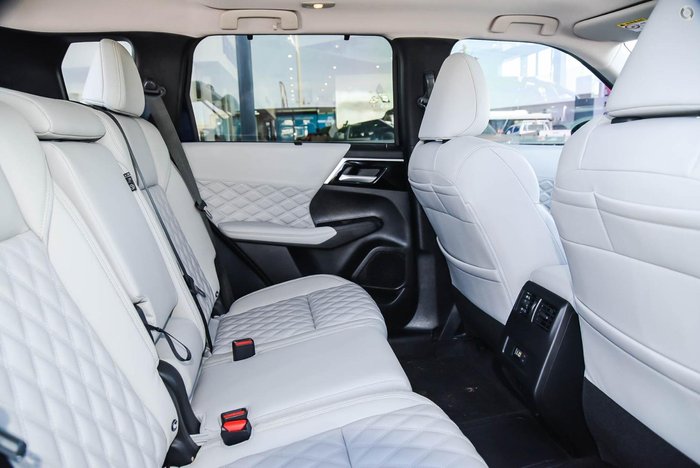 2025 Mitsubishi Outlander PHEV Exceed