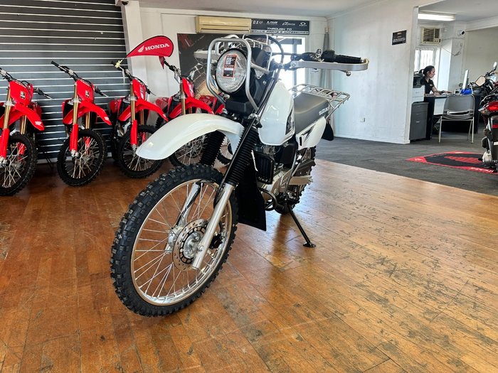 2025 Suzuki DR200SE (TROJAN) White