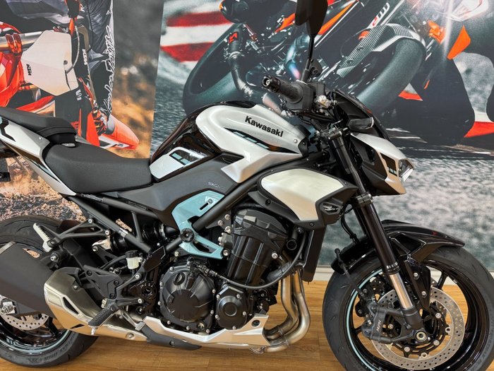 2025 Kawasaki Z900 SUPERNAKED Galaxy Silver / Metallic Spark Black