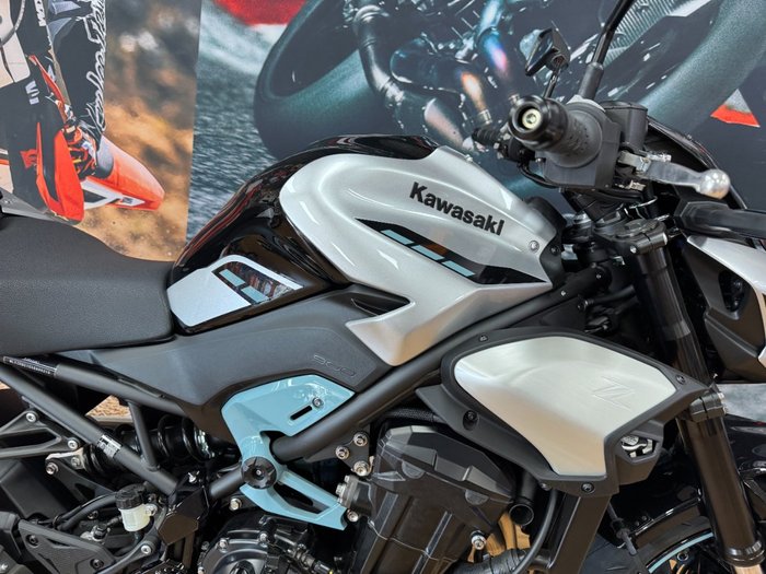 2025 Kawasaki Z900 SUPERNAKED Galaxy Silver / Metallic Spark Black