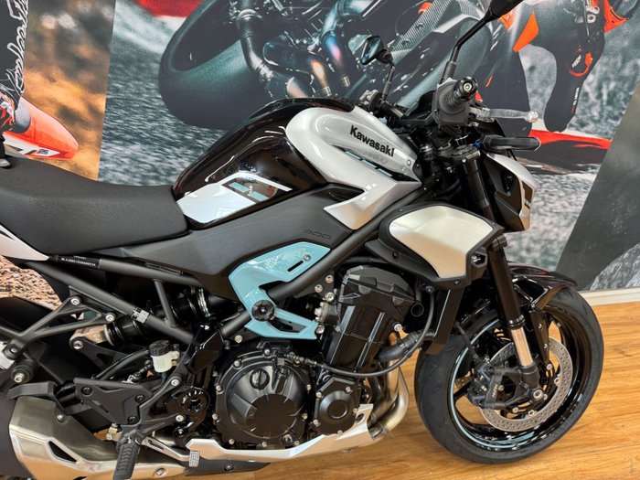 2025 Kawasaki Z900 SUPERNAKED Galaxy Silver / Metallic Spark Black