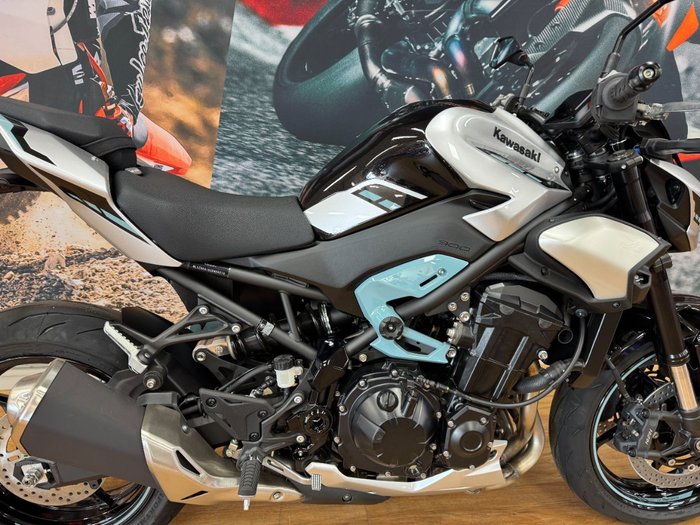 2025 Kawasaki Z900 SUPERNAKED Galaxy Silver / Metallic Spark Black