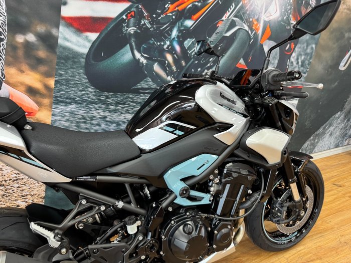 2025 Kawasaki Z900 SUPERNAKED Galaxy Silver / Metallic Spark Black
