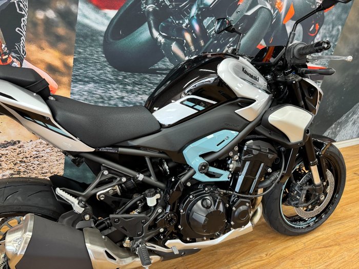 2025 Kawasaki Z900 SUPERNAKED Galaxy Silver / Metallic Spark Black