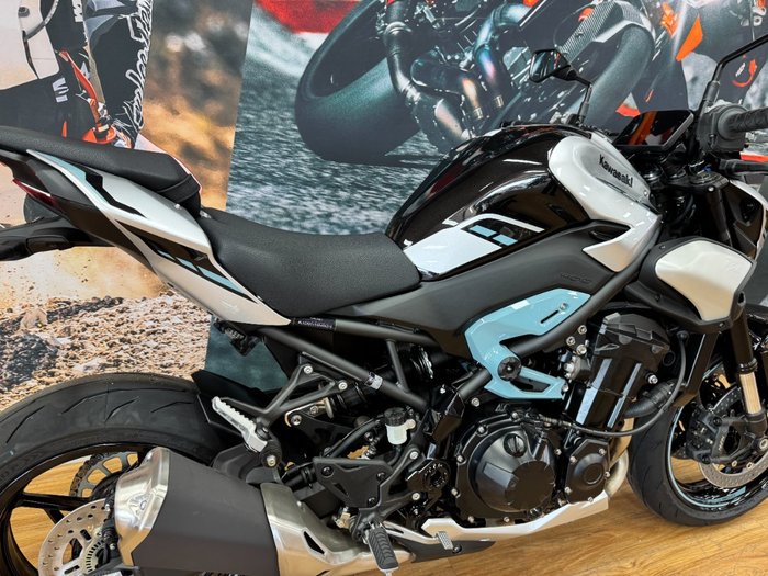 2025 Kawasaki Z900 SUPERNAKED Galaxy Silver / Metallic Spark Black