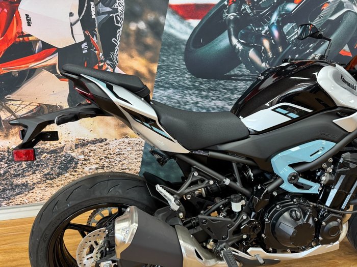 2025 Kawasaki Z900 SUPERNAKED Galaxy Silver / Metallic Spark Black