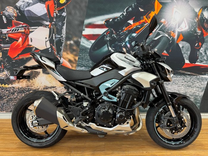 2025 Kawasaki Z900 SUPERNAKED Galaxy Silver / Metallic Spark Black