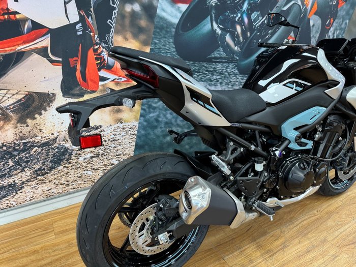 2025 Kawasaki Z900 SUPERNAKED Galaxy Silver / Metallic Spark Black