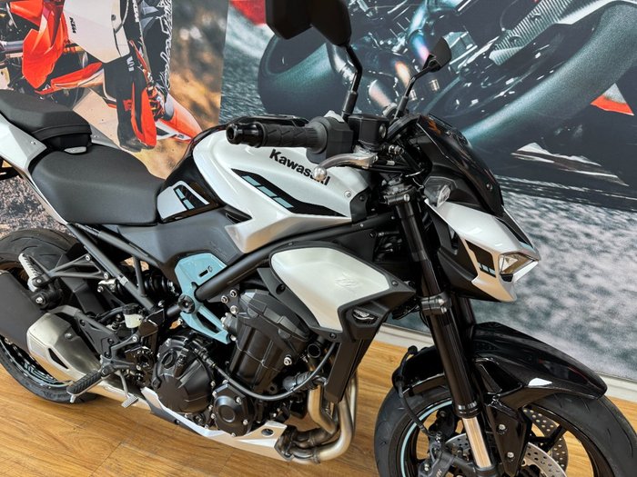 2025 Kawasaki Z900 SUPERNAKED Galaxy Silver / Metallic Spark Black