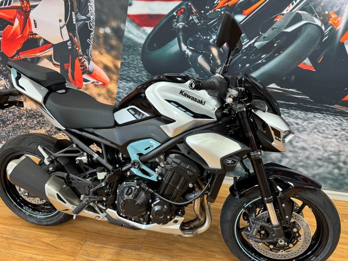 2025 Kawasaki Z900 SUPERNAKED Galaxy Silver / Metallic Spark Black