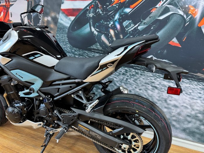 2025 Kawasaki Z900 SUPERNAKED Galaxy Silver / Metallic Spark Black