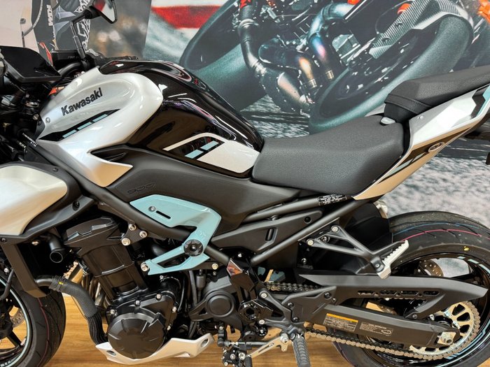2025 Kawasaki Z900 SUPERNAKED Galaxy Silver / Metallic Spark Black