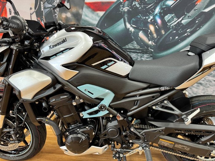 2025 Kawasaki Z900 SUPERNAKED Galaxy Silver / Metallic Spark Black